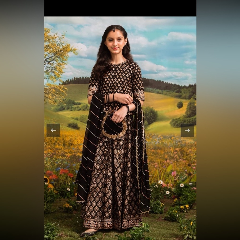 Pakistani designer Kayseria girls choli lehanga dupatta pouch